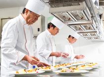 全邸宅会場と隣接したキッチンでは精鋭の料理人が腕を振るい、出来立てのお料理をご提供致します