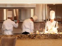 オープンキッチンで五感で楽しむコースをご提供