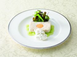 ホタテ貝のテリーヌ ウニの香り サラダ仕立て