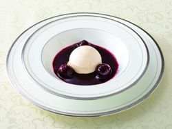 フランベしたチェリージュビレ バニラアイスクリーム添え