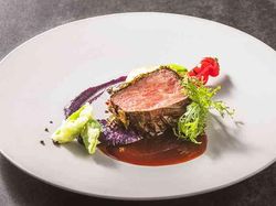 国産牛ロースのロティ おぼろ昆布のベール
濃厚なジュ・ド・ブッフソースと奈良漬けの和合