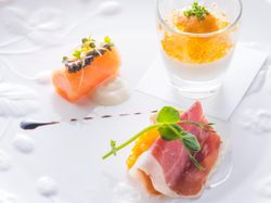 筒状に仕上げたサーモンとキャビア カリフラワーのババロアに新鮮な雲丹 イベリコ生ハムとカマンベールチーズ