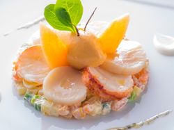 オマール海老と帆立貝 マセドワーヌ野菜にメロンを添えた サラダ仕立て バニラ風味オイル