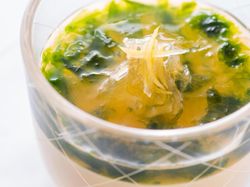 コンソメロワイヤル 彩り野菜とふかひれ 浜名湖産青海苔浮かせ