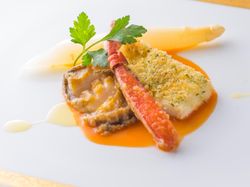 北海ずわい蟹と鮑 平目の香草パン粉焼き ローズマリーの香り ラタトゥイユのジュで