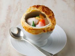 『espressivo (表情豊かに)』
鴨肉のパイ包み焼き
洋梨とヴァニラのキャラメリゼ