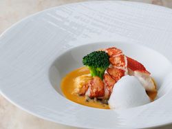 『grandioso (壮大に・堂々と)』
オマール海老と金目鯛の蒸し焼き
ビスク仕立て バイマックルー香る泡を添えて