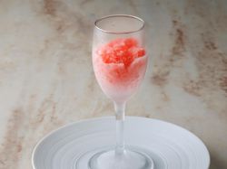 『staccato (跳ねるように)』
シャンパーニュとイチゴのグラニテ