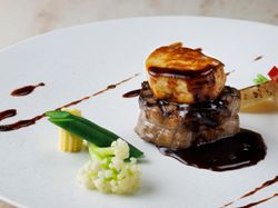 『maestoso(威厳に満ちた)』
国産牛フィレ肉とフォアグラのロッシーニ風
トリュフソース
お二人の故郷の野菜と季節野菜の菜園風