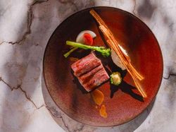 ゲストの目の前で仕上げる一皿