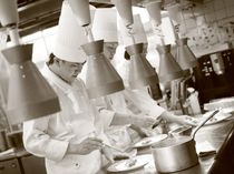 オープンキッチンからできたてのお料理を丁寧にご提供