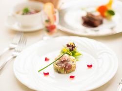 マグロとアボカドのタルタル
ズワイガニを添えて