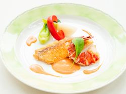 フランス港町風 甘鯛の鱗焼きとオマール海老のポワレ
アメリケーヌソース