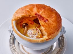 真鯛と海老のサフランソース
パイ包み焼き 宝石箱