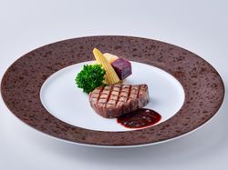 牛フィレ肉のステーキ トリュフソース
ビーツのローストとヤングコーンのソテー