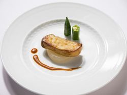 鴨のフォワグラのポワレ 大根含め煮添え 京味噌ソース