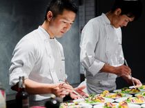 期待度アップ!ライブ感あふれるフルオープンキッチンから最高のタイミングでお届け