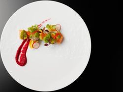 鯛のスモーク、炙りマグロ、マリネサーモンのガーデンスタイル 山葵風味のアボカドとビーツのクリームと共に