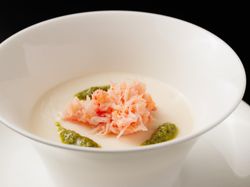 蟹身を浮かべた林檎とポテトのクリームスープ バジルのアクセント