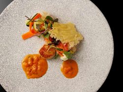 オマール海老とホタテのポワレ 丹波米とオリーブの焼きリゾット、ベジタブルパスタ添え クリュスタッセ香る ノイリーバターソース