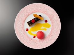 抹茶オペラとオレンジのハーモニー
ラズベリーアイスを添え