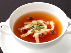 コンソメスープ
タピオカとクレープ添え