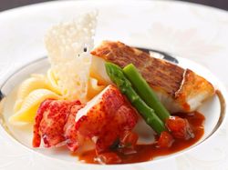 活オマール海老と真鯛のパナッシェ
サフラン風味のコンキリエ パルミジャーノテュイル添え