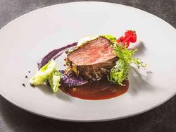 国産牛ロースのロティ おぼろ昆布のベール
濃厚なジュ・ド・ブッフソースと奈良漬けの和合