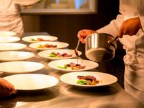 熱いものは熱いまま、冷たいものは冷たいまま、最適な温度とタイミングでゲストのもとにお届け