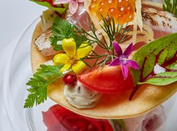 活け鰺とトマトのタルト仕立て