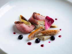 カナールロティとキュイスのコンフィ トリュフの入ったジャガイモのピューレと ブルーベリーソース