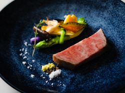 仙台牛のローストビーフ ポワブルベールソース 彩旬野菜を添えて