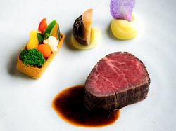 国産牛肉フィレ肉の低温ロティ 彩野菜のタルトレット トリュフのソース