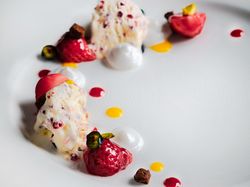 フランボワーズのパルフェ2種のソース 季節の果実のコンポート