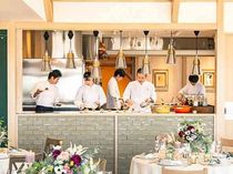 オープンキッチンから出来立てのお料理を