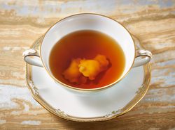 琥珀色のコンソメと名古屋コーチンとフォアグラのラヴィオリ