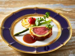 愛知県産牛ヒレ肉のパイ包み焼き マデラソース