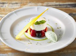 愛知県産お米のブランマンジェ、大葉のジェラート 季節のフルーツサングリア風