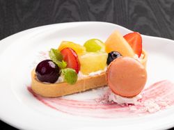 例:レアチーズムースのフルーツタルト 苺のマカロン