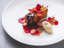 「プロポーズのバラの花束、出身地の苺をつかったミルフィーユ」