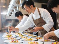 期待度アップ!ライブ感あふれるフルオープンキッチンから最高のタイミングでお届け