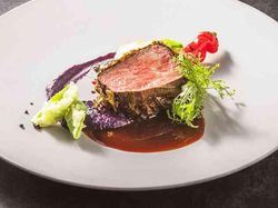 国産牛ロースのロティ おぼろ昆布のベール
濃厚なジュ・ド・ブッフソースと奈良漬けの和合