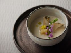 ~幾久しく~
あわびとマコモ茸のフラン 山椒の香り
豆乳のスープ 紫蘇オイルと共に