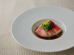 ~花かおる~
金目鯛のヴァプール 九条葱と柚のコンディメント
琥珀色のコンソメを注いで