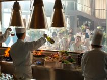 出来立ての料理はパーティ会場のオープンキッチンで