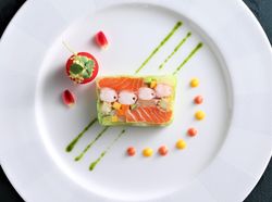 炙りサーモン・小海老・野菜のプレッセ
トマト・パプリカ・ハーブの三種ソース