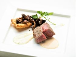 特選牛ポワレ マデラ酒風味キノコ添え