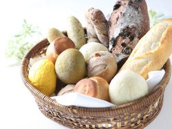 自家製の焼き立てパン