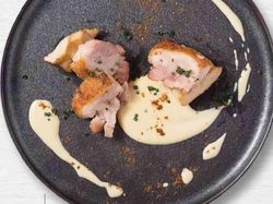 阿波尾鶏の炙り焼き 濃厚な卵黄のソース