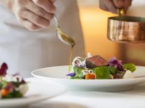 オープンキッチンから提供する臨場感あふれるおもてなし